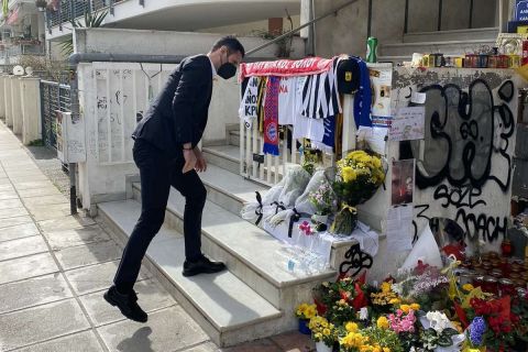 Ο διευθυντής του ποδοσφαιρικού τμήματος του ΠΑΟΚ, Χρήστος Καρυπίδης, καταθέτει λουλούδια στο σημείο της δολοφονίας του Άλκη Καμπανού