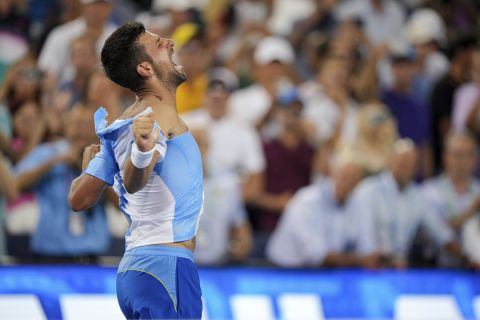 Novak Djokovic se desgarra la camiseta tras derrotar a Carlos Alcaraz en la final del Masters de Cincinnati, el domingo 20 de agosto de 2023, en Mason, Ohio. (AP Foto/Aaron Doster)