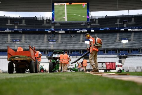 Champions League: Μεγάλη επιχείρηση για την αλλαγή χλοοτάπητα στο Σταντ ντε Φρανς πριν από τον τελικό