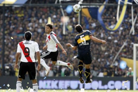 BUENOS AIRES, ARGENTINA - APRIL 19:  Sebastian Battaglia of Boca Juniors vies for the ball with Marcelo Gallardo of River Plate during a soccer match of the Clausura Cup, the closing stage of the Argentine Championship, at La Bombonera on April 19, 2009 in Buenos Aires, Argentina. (Photo by PikoPress/LatinContent/Getty Images)