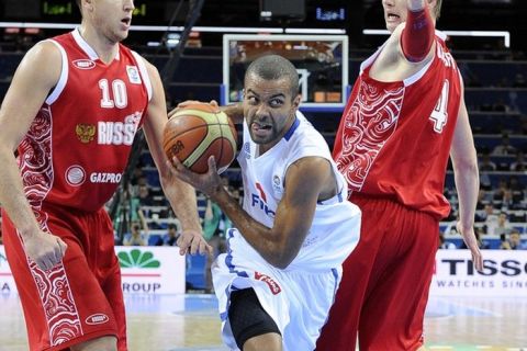 France's Tony Parker vies with Russia's Andrey Vorontsevich (R) and Victor Khryapa during the EuroBasket 2011 semi-final match between France and Russia in Kaunas on September 16, 2011. AFP PHOTO / JANEK SKARZYNSKI (Photo credit should read JANEK SKARZYNSKI/AFP/Getty Images)