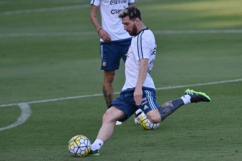 Argentina's Lionel Messi attends a training session of the national foorball team at the Atletico MG Training Centre in Vespasiano, Minas Gerais, Brazil, on November 8, 2016 ahead of their 2018 World Cup qualifier match against Brazil. / AFP PHOTO / DOUGLAS MAGNO