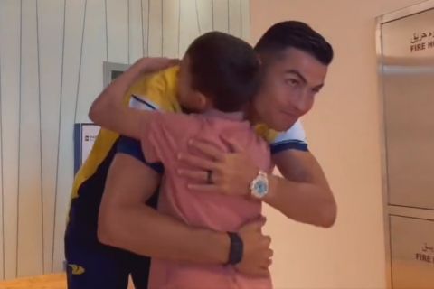 Κριστιάνο Ρονάλντο: Η θερμή αγκαλιά του σε 10χρονο αγόρι που επέζησε από το φονικό σεισμό στην Συρία