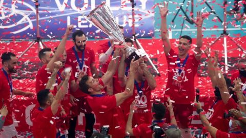 Οι παίκτες του Ολυμπιακού σηκώνουν την κούπα της Volley League Ανδρών μετά απ' τον αγώνα με τον ΠΑΟΚ