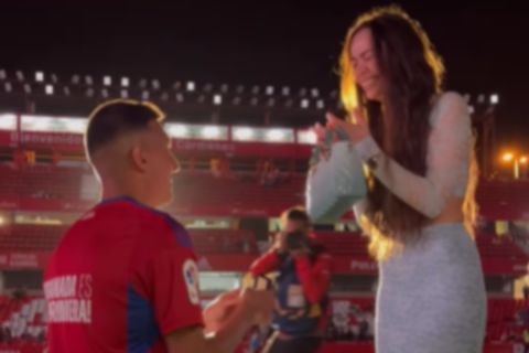 Παίκτης της Γρανάδα έκανε πρόταση γάμου στην αγαπημένη του έκανε ο αμέσως μετά την εξασφάλιση ανόδου στην La Liga