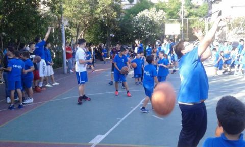 Ο Γιάννης και ο Θανάσης Αντετοκούνμπο παίζουν μπάσκετ στην γειτονιά τους