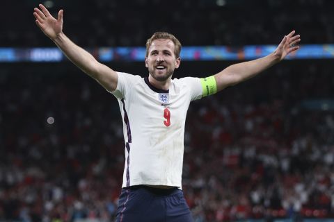 Ο Χάρι Κέιν πανηγυρίζει την πρόκριση της Αγγλίας στον τελικό του Euro 2020