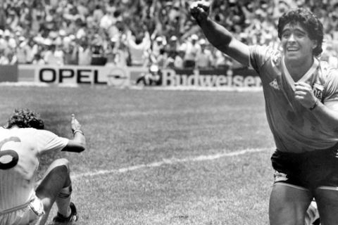 Ο Ντιέγκο Μαραντόνα πανηγυρίζει το δεύτερο γκολ του με τη φανέλα της Αργεντινής κόντρα στην Αγγλία στο Μουντιάλ του 1986