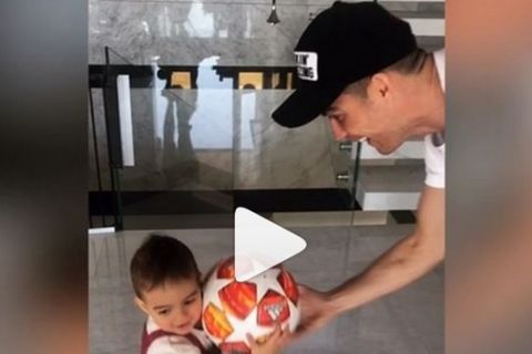 Ο Ρονάλντο παίζει με την κόρη του με τη μπάλα του Champions League
