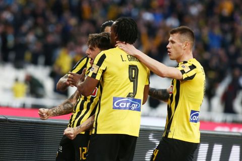Οι παίκτες της ΑΕΚ πανηγυρίζουν γκολ κόντρα στον Άρη για τα playoffs της Super League Interwetten