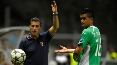 Braga's coach Jose Peseiro (L) gestures to the referee as Cluj's Brazilian midfielder Rafael Bastos (R) looks on during an UEFA Champions League Group H football match between SC Braga and CFR 1907 Cluj at the AXA Stadium in Braga, northern Portugal, on September 19, 2012. Cluj won 0-2. AFP PHOTO / MIGUEL RIOPA        (Photo credit should read MIGUEL RIOPA/AFP/GettyImages)