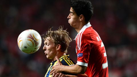 Fenerbahce's Dutch forward Dirk Kuyt (L) vies with Benfica's defender Andre Almeida during the UEFA Europa League semi-final second leg football match SL Benfica vs Fenerbahce SK at the Luz stadium in Lisbon on May 2, 2013.   AFP PHOTO/ FRANCISCO LEONG        (Photo credit should read FRANCISCO LEONG/AFP/Getty Images)