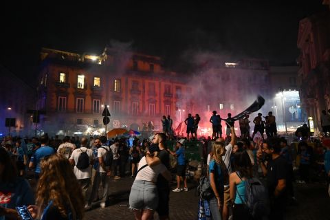Το SPORT24 στη Νάπολη: Ο κόσμος στους δρόμους, με τη νύχτα να γίνεται μέρα