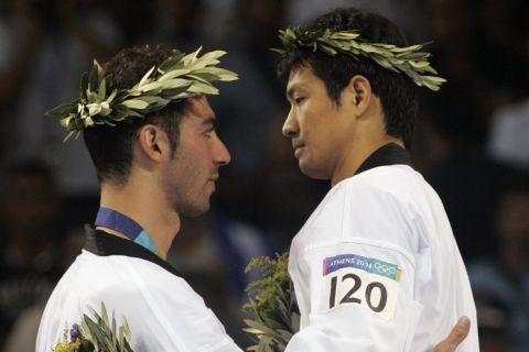 Ο Αλέξανδρος Νικολαΐδης με τον Ντάε Σουνγκ Μουν στους Ολυμπιακούς Αγώνες της Αθήνας