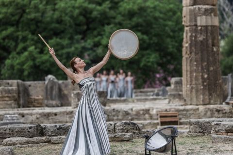 Η Ολυμπιακή Φλόγα ξεκίνησε το μαγικό της ταξίδι από την Αρχαία Ολυμπία για το Παρίσι