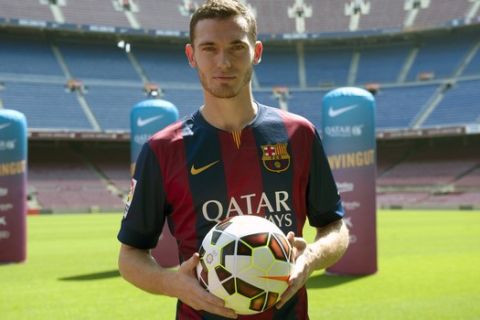 FC Barcelona's new Belgian Thomas Vermaelen poses for the media during his official presentation at the Camp Nou stadium in Barcelona, Spain, Sunday, Aug. 10, 2014. Vermaelen agreed to sign a five-year contract. The 28-year-old Vermaelen will now be under the orders of Barcelona's new coach Luis Enrique. (AP Photo/Rodolfo Molina)