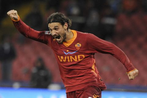AS Roma's forward Pablo Osvaldo celebrates after scoring against SSC Napoli during the Serie A Football match SSC Napoli against AS Roma in San Paolo Stadium in Naples on December 18, 2011.   AFP PHOTO / ROBERTO SALOMONE (Photo credit should read ROBERTO SALOMONE/AFP/Getty Images)