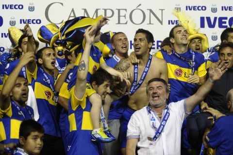 Boca Juniors' footballers celebrate winning the Argentina's First Division football match at La Bombonera stadium in Buenos Aires,  on December 4, 2011. AFP PHOTO / Alejandro PAGNI (Photo credit should read ALEJANDRO PAGNI/AFP/Getty Images)