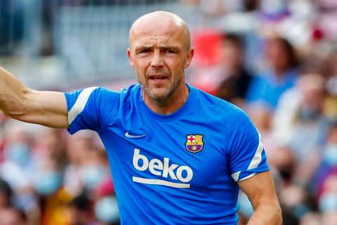 Ο βοηθός προπονητή του Ρόναλντ Κούμαν στην Μπαρτσελόνα, Άλφρεντ Σχρέντερ, σε στιγμιότυπο της αναμέτρησης με τη Λεβάντε για τη La Liga 2021-2022 στο "Καμπ Νόου", Βαρκελώνη | Κυριακή 26 Σεπτεμβρίου 2021