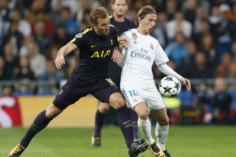 Tottenham's Harry Kane battles for the ball with Real Madrid's Luka Modric, right, during a Group H Champions League soccer match between Real Madrid and Tottenham Hotspur at the Santiago Bernabeu stadium in Madrid, Tuesday, Oct. 17, 2017. (AP Photo/Francisco Seco)