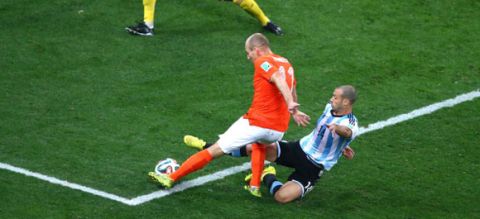 SAO PAULO, BRAZIL - JULY 09: Javier Mascherano of Argentina tackles Arjen Robben of the Netherlands as he attempts a shot against goalkeeper Sergio Romero during the 2014 FIFA World Cup Brazil Semi Final match between the Netherlands and Argentina at Arena de Sao Paulo on July 9, 2014 in Sao Paulo, Brazil.  (Photo by Julian Finney/Getty Images)