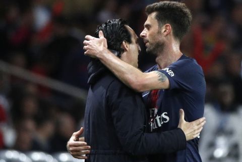 PSG's Thiago Motta is hugged by PSG head coach Unai Emery when being substituted during their League One soccer match between Paris Saint-Germain and Stade Rennais at the Parc des Princes stadium in Paris, Saturday May 12, 2018. (AP Photo/Christophe Ena)
