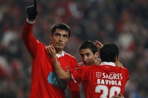 Benfica's striker Oscar Cardozo, left, from Paraguay, celebrates after scoring the opening goal with Argentinian teammates  Angel Di Maria, center, and Javier Saviola during their Portuguese league soccer match with Leiria  Wednesday, Feb. 3 2010, at Benfica's Luz stadium in Lisbon. (AP Photo/Francisco Seco)