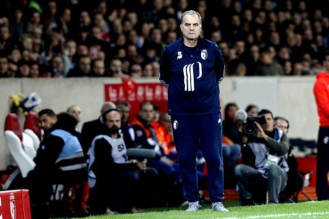 Lille coach Marcelo Bielsa looks on during their French League one soccer match against Marseille at the Lille Metropole stadium, in Villeneuve d'Ascq, northern France, Sunday, Oct. 29, 2017. (AP Photo/Michel Spingler)
