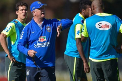 TERESOPOLIS, BRAZIL - JUNE 25: Head coach Luiz Felipe Scolari gives instructions for his players during a training session of the Brazilian national football team at the squad's Granja Comary training complex, on June 25, 2014 in Teresopolis, 90 km from downtown Rio de Janeiro, Brazil. (Photo by Buda Mendes/Getty Images)