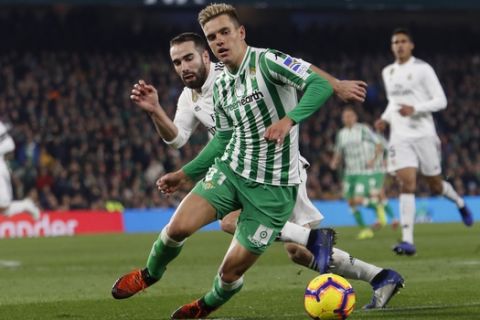 Real Madrid's Carvajal, left, and Betis' Lo Celso fight for the ball during La Liga soccer match between Betis and Real Madrid at the Villamarin stadium in Seville, Spain, Sunday, January 13, 2019. (AP Photo/Miguel Morenatti)