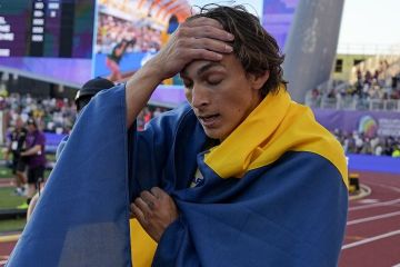 Armand Duplantis, of Sweden, reacts after setting a world record in the men's pole vault final at the World Athletics Championships on Sunday, July 24, 2022, in Eugene, Ore. (AP Photo/Charlie Riedel)