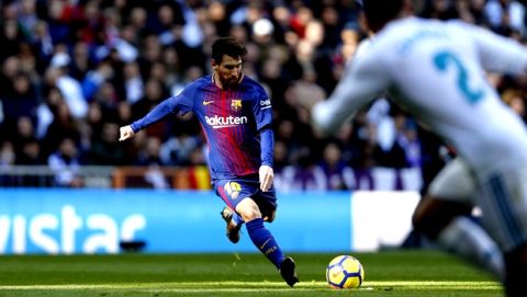 Barcelona's Lionel Messi shoots a free kick during the Spanish La Liga soccer match between Real Madrid and Barcelona at the Santiago Bernabeu stadium in Madrid, Spain, Saturday, Dec. 23, 2017. (AP Photo/Francisco Seco)