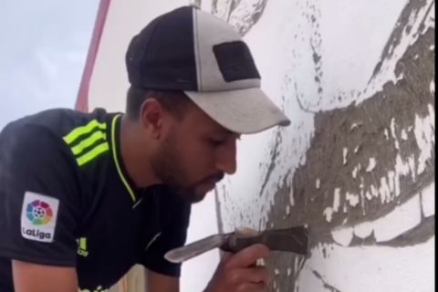 Καλλιτέχνης σκάλισε σε τοίχο την προσωπογραφία του Μπενζεμά με σφυρί