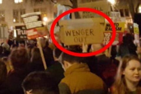 Πλακάτ κατά Βενγκέρ σε διαδήλωση για τον... Τραμπ