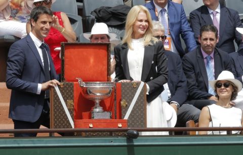 Actress Nicole Kidman and French Olympic champion Tony Estanguet present the men's trophy before Spain's Rafael Nadal plays Switzerland's Stan Wawrinka in their final match of the French Open tennis tournament at the Roland Garros stadium, Sunday, June 11, 2017 in Paris. (AP Photo/Michel Euler)