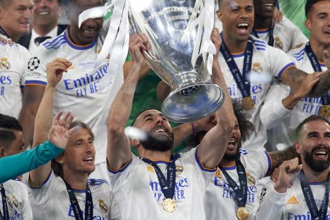 Karim Benzema of Real Madrid lifts the trophy after winning with his team the UEFA Champions League final match between Liverpool FC and Real Madrid at Stade de France on May 28, 2022 in Paris, France. (Photo by Jose Breton/Pics Action/NurPhoto) (Photo by Jose Breton / NurPhoto / NurPhoto via AFP)