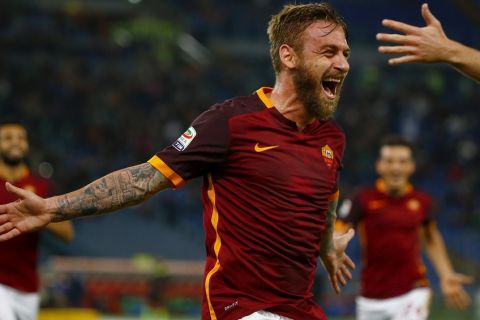 AS Roma's Daniele De Rossi celebrates after scoring against Empoli during their Italian Serie A soccer match at the Olympic stadium in Rome, Italy, October 17, 2015. REUTERS/Tony Gentile