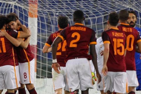 ROME, ITALY - FEBRUARY 07:  Diego Perotti #8 with his teammates of AS Roma celebrates after scoring the team's second goal during the Serie A match between AS Roma and UC Sampdoria at Stadio Olimpico on February 7, 2016 in Rome, Italy.  (Photo by Paolo Bruno/Getty Images)