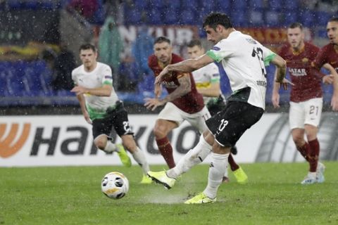 Moenchengladbach's Lars Stindl scores on a penalty kick his side's opening goal during the Europa League group J soccer match between Roma and Borussia Moenchengladbach at the Rome Olympic stadium, Thursday, Oct. 24, 2019. (AP Photo/Alessandra Tarantino)