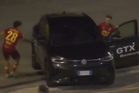 Παίκτης στην Ιταλία μπαίνει σε χορηγούμενο αυτοκίνητο για να πανηγυρίσει το γκολ του