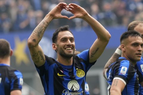 Inter Milan's Hakan Calhanoglu, centre, celebrates after scoring his side's second goal from a penalty kick during a Serie A soccer match between Inter Milan and Torino at the San Siro stadium in Milan, Italy, Sunday, April 28, 2024. (AP Photo/Luca Bruno)
