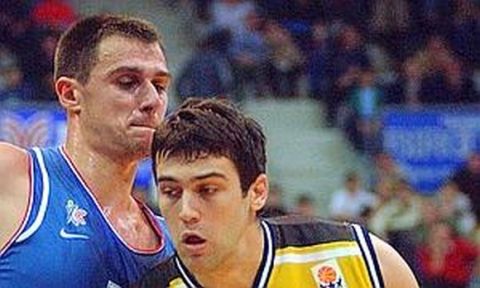 Blagota Sekulic of AEK, Greece (L) fights for the ball with Andrej Stimac of Cibona,Croatia during their 3rd round match of the Euroleague in Zagreb, 19 November,2003. AFP PHOTO DENIS LOVROVIC