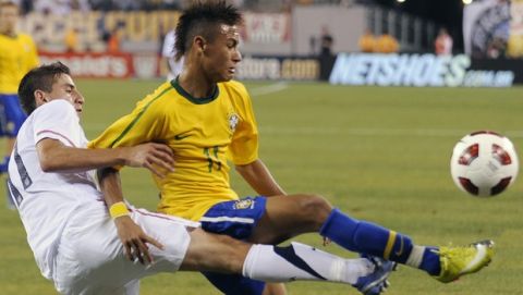 El jugador de Brasil, Neymar, derecha, lucha el balón contra Alejandro Bedoya de Estados Unidos en un amistoso el martes, 10 de agosto de 2010, en Nueva Jersey.  (AP Photo/Bill Kostroun)