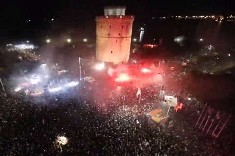 Το πάρτι των οπαδών του ΠΑΟΚ στον Λευκό Πύργο μετά την κατάκτηση του Κυπέλλου 