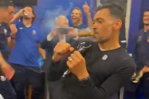 Ο Κονσεϊσάο χορεύει και καπνίζει πούρο στα αποδυτήρια μετά την κατάκτηση του πρωταθλήματος με την Πόρτο