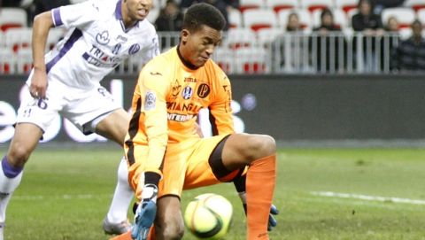 Nice's Hatem Ben Arfa, scores the first goal past Toulouse goalkeeper Alban Lafont, during their French League One soccer match, Wednesday, Feb. 3, 2016, in Nice stadium, southeastern France. (AP Photo/Lionel Cironneau)