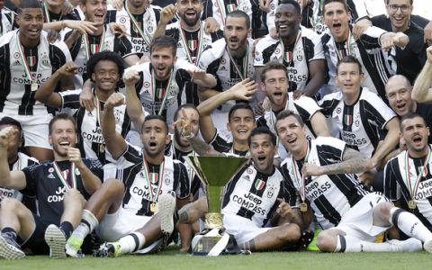 Juventus players celebrate winning an unprecedented sixth consecutive Italian title, at the end of the Serie A soccer match between Juventus and Crotone at the Juventus stadium, in Turin, Italy, Sunday, May 21, 2017. (AP Photo/Antonio Calanni)