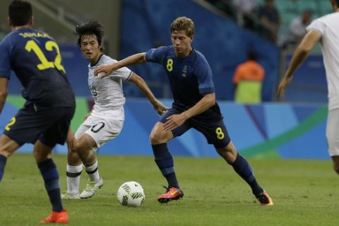 Japan's Shoya Nakajima, second left, and Sweden's Alexander Fransson center, vie for the ball during a group B match of the men's Olympic football tournament between Japan and Sweden at the Fonte Nova Arena, in Salvador, Brazil, Wednesday, Aug. 10, 2016. (AP Photo/Leo Correa)