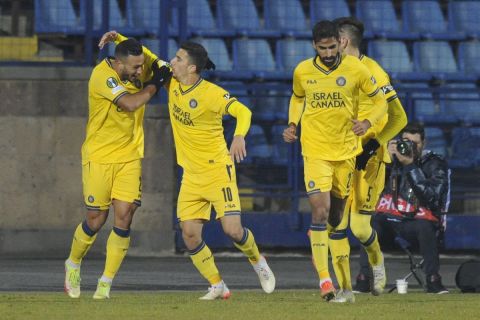 Οι παίκτες της Μακάμπι Τελ Αβίβ πανηγυρίζουν γκολ που σημείωσαν κόντρα στην Αλασκέρτ για τη φάση των ομίλων του Europa Conference League 2021-2022 στο "ΒάζγκενΣαργκσιάν", Ερεβάν | Πέμπτη 9 Δεκεμβρίου 2021
