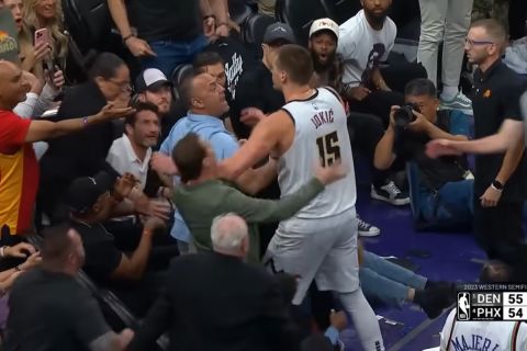 NBA, Γιόκιτς: Τρελό σκηνικό με τον Σέρβο να σπρώχνει τον ιδιοκτήτη των Σανς επειδή δεν του έδινε την μπάλα